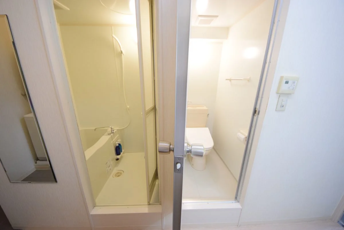 1K シャワールーム・トイレ全景（独立型）